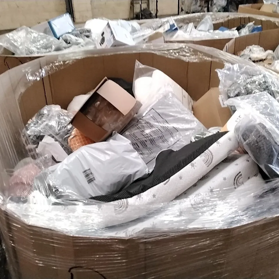 PALLET TO CONTAIN A LARGE ASSORTMENT OF PILLOWS AND CUSHIONS // BRANDS MAY VARY