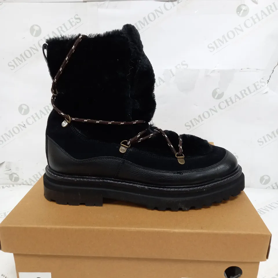 BOXED PAIR OF WHITE STUFF HAILEY LACE UP HIKER BOOT IN BLACK - UK 6 