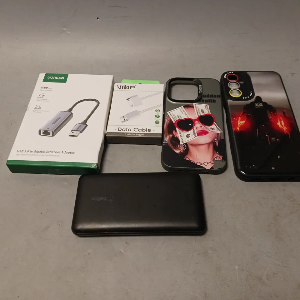 BOX OF APPROXIMATELY 20 ASSORTED ITEMS TO INCLUDE - VIBE DATA CABLE , UGREEN USB 3.0 GIGABIT ETHERNET ADAPTER , BELKIN PORTABLE CHARGER ETC