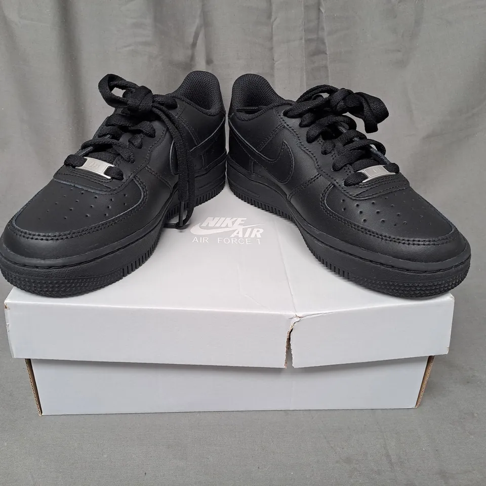 BOXED PAIR OF NIKE AIR FORCE 1 SHOES IN BLACK UK SIZE 3