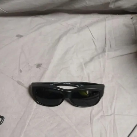 JONATHAN PAUL FITOVERS SUNGLASSES WITH CASE – BLACK