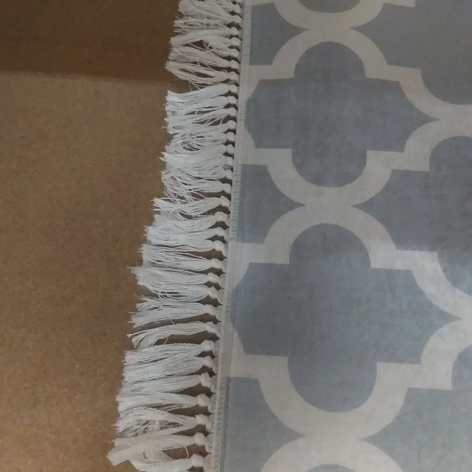 PATTERNED RUG WITH TASSELS - GREY 