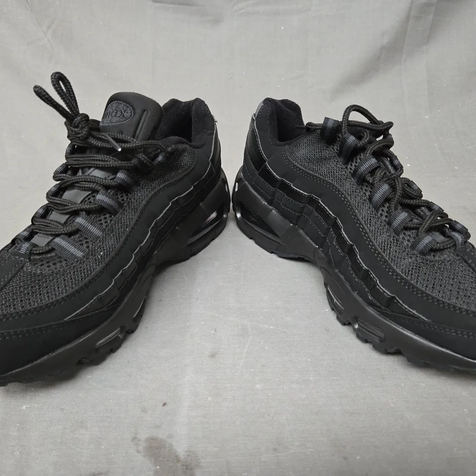 PAIR OF NIKE AIR MAX SHOES IN BLACK UK SIZE 9