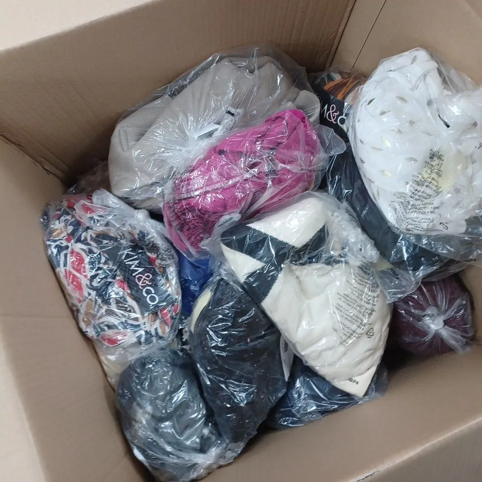 LARGE QUANTITY OF ASSORTED CLOTHING TO INCLUDE GILETS, JUMPERS, CARDIGANS, ETC