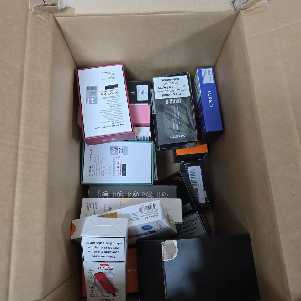 BOX OF APPROXIMATELY 30 ASSORTED E-CIGARETTES AND ACCOMPANIMENTS TO INCLUDE: VARIOUS GEEKVAPE ITEMS 