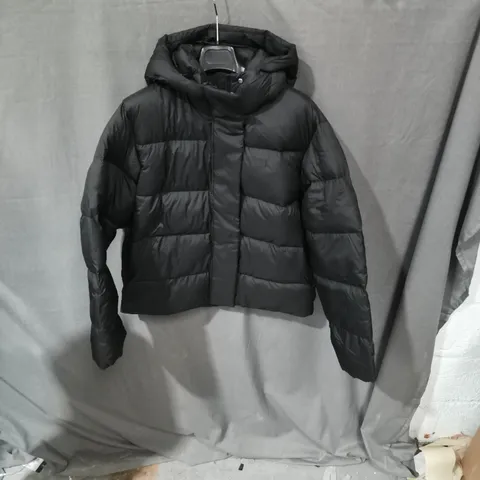 TOMMY HILFIGER BLACK HOODED PUFFER JACKET – SIZE UK M