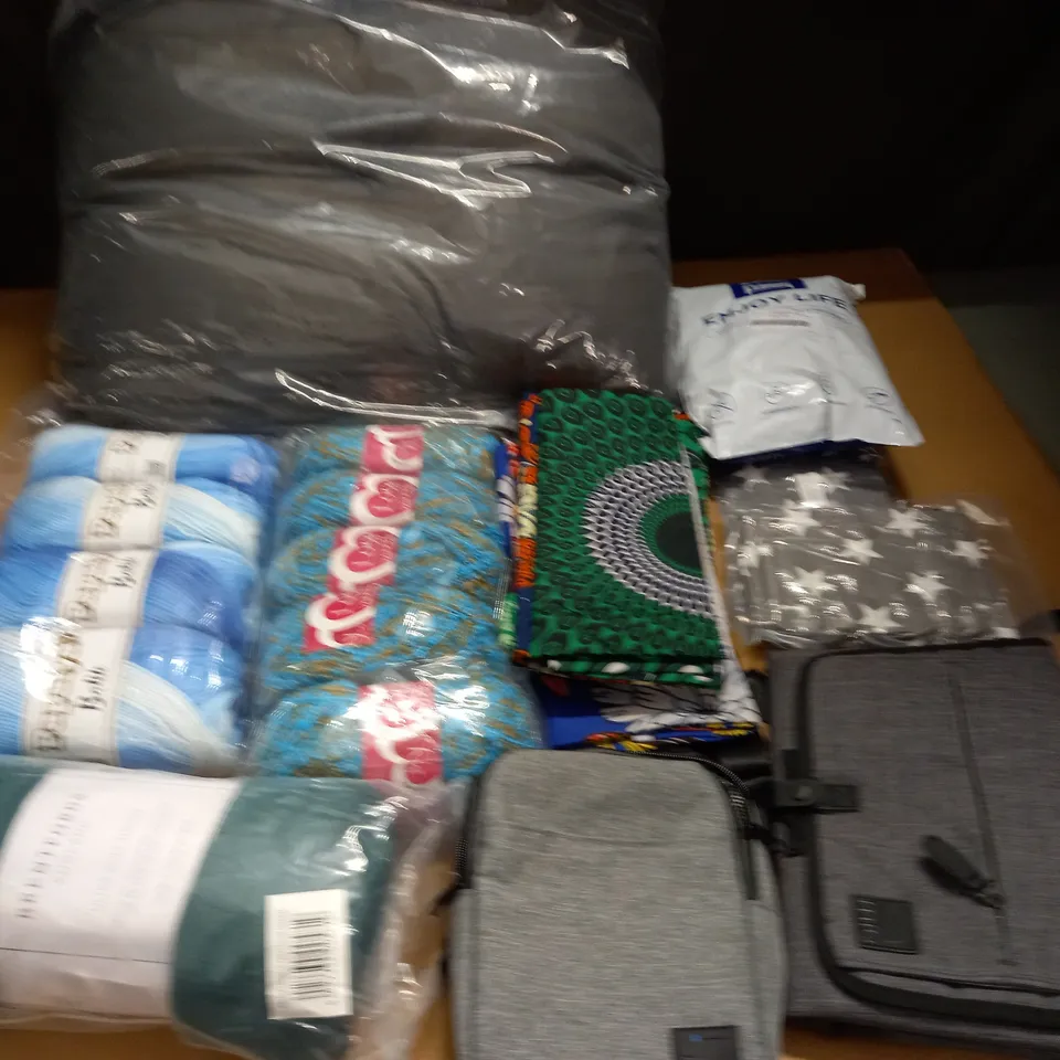 LOT OF ASSORTED HOUSEHOLD FABRIC ITEMS 