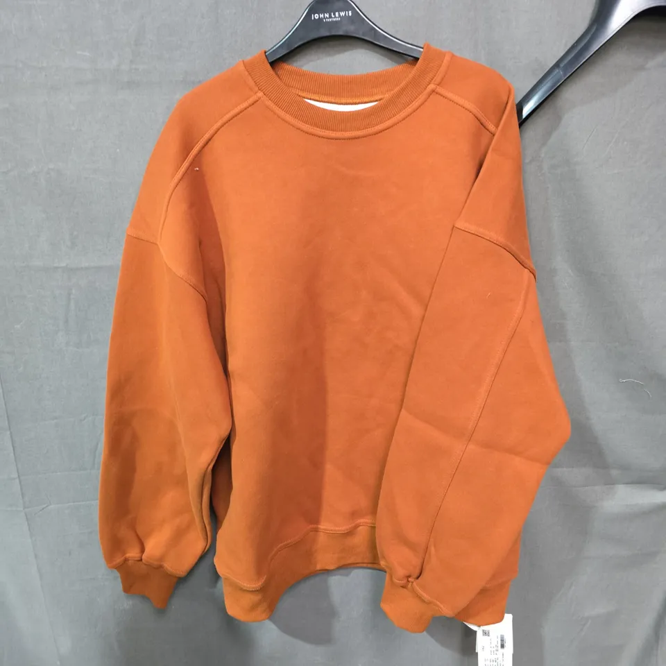 BOX OF APPROXIMATLEY 25 CLOTHING ITEMS INCLUDING:LANDS END GREEN LEGGINGS, ORANGE SUSUDIO JUMPER AND BLACK ROMAN COLLARED JUMPER.