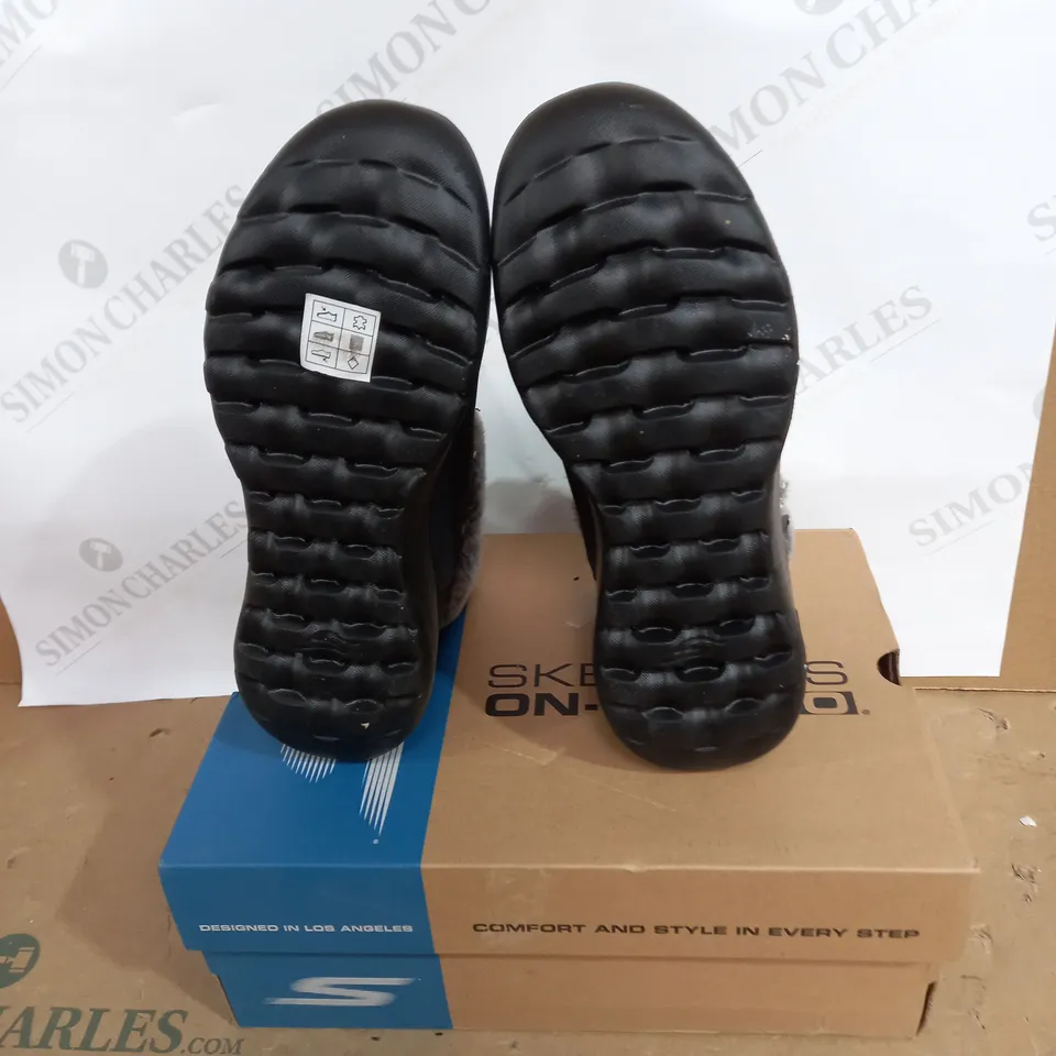 WOMENS WIDE FIT SKECHERS SIZE 3