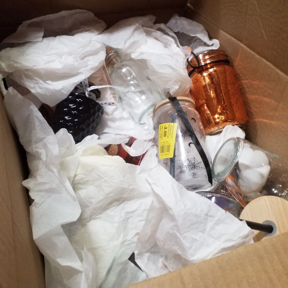 PALLET CONTAINING ASSORTED HALLOWEEN DECORATIONS & PRODUCTS INCLUDING DECORATIVE JARS, DECORATIVE SKULLS & GLASS BOTTLES