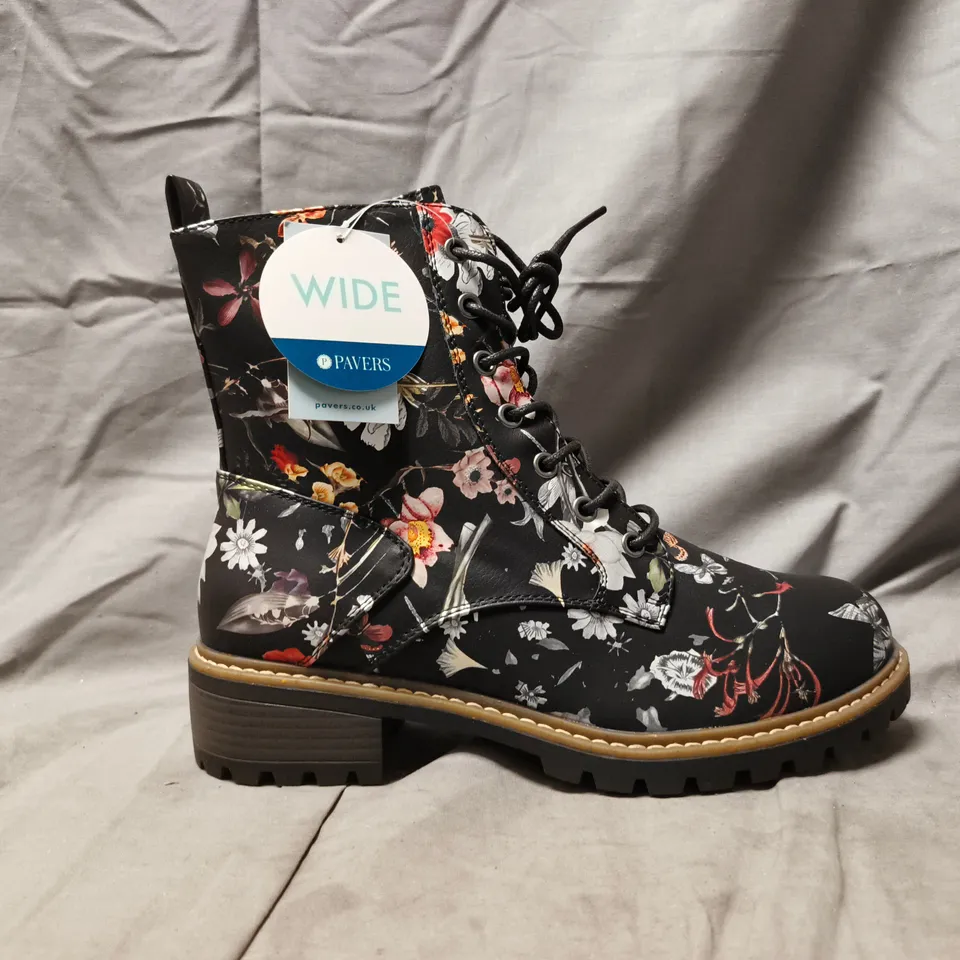 BOXED PAIR OF PAVERS ANKLE BOOTS IN BLACK W. FLORAL PATTERN SIZE 8
