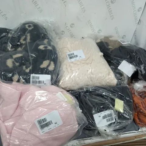APPROXIMATELY 15 ASSORTED CLOTHING ITEMS TO INCLUDE CARDIGANS, JACKETS, ROBES, ETC