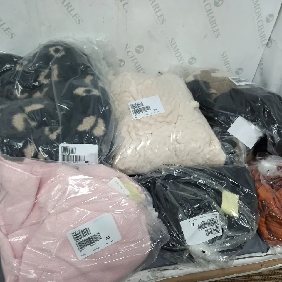APPROXIMATELY 15 ASSORTED CLOTHING ITEMS TO INCLUDE CARDIGANS, JACKETS, ROBES, ETC