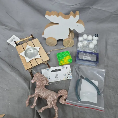 APPROXIMATELY 20 ASSORTED HOUSEHOLD ITEMS TO INCLUDE CHRISTMAS DECOR, STRING LIGHTS, PLIERS ETC  