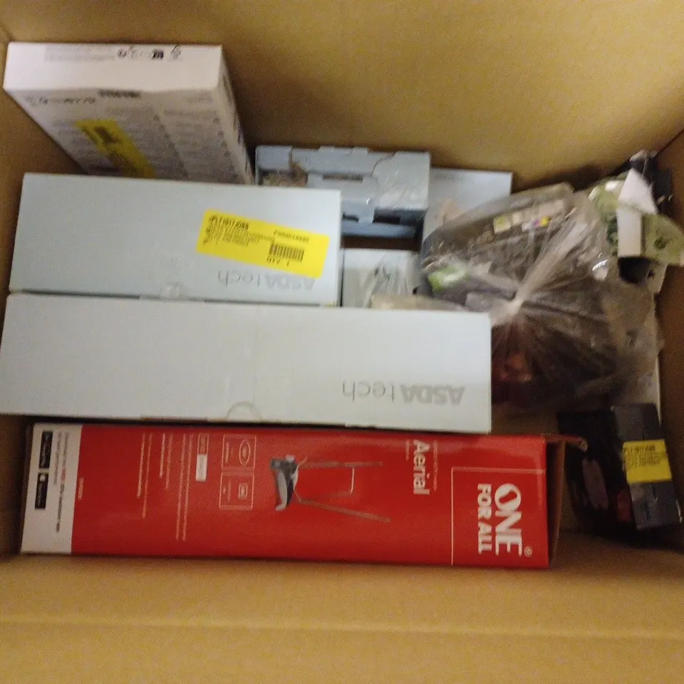 APPROXIMATELY 20 ASSORTED ELECTRICAL ITEMS TO INCLUDE CHARGERS , HEADPHONES, DVD PLAYERS, ETC