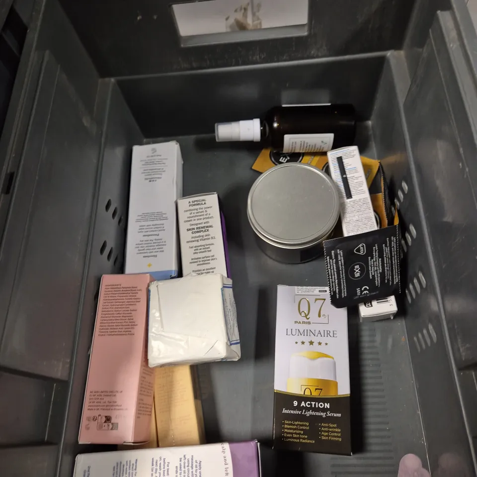 APPROXIMATELY 20 HEALTH AND BEAUTY PRODUCTS TO INCLUDE TROPIC TOING ESSENCE, NIVEA SHOWER GEL AND A TANGLE TEEZER BRUSH