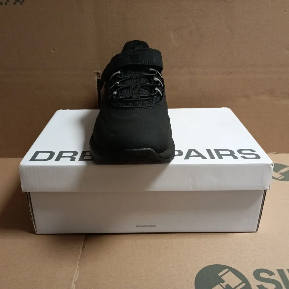 BOXED PAIR OF DREAM PAIRS TRAINERS IN BLACK SIZE UK 4