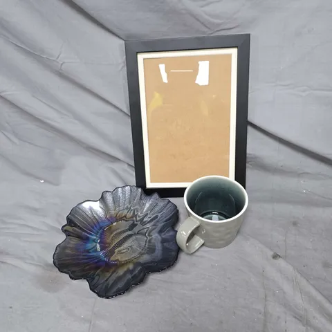 BOX OF APPROXIMATELY 35 HOUSEHOLD ITEMS INCLUDING PHOTO FRAME, CUPS AND PLATES