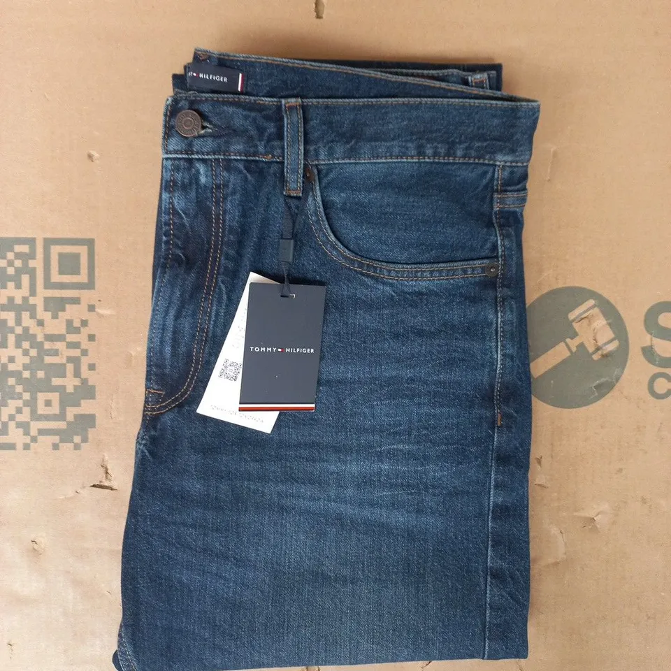 TOMMY HILFIGER REGULAR STRAIGHT JEANS IN INDIGO WASH SIZE 34/30