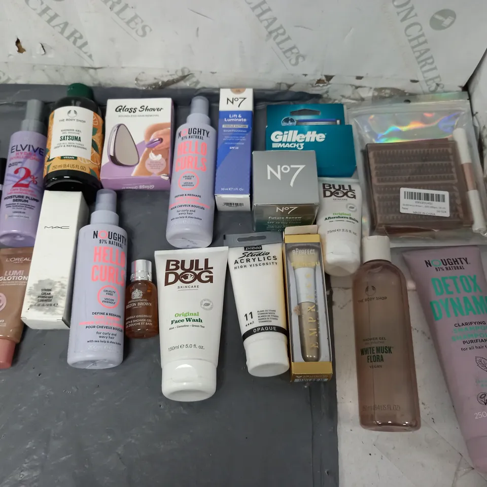 BOX OF APPROXIMATELY 12 ASSORTED COSMETIC ITEMS TO INCLUDE - BULLDOG FACE WASH - THE BODY SHOP SATSUMA GEL - GILLETTE MACH3 ETC. 