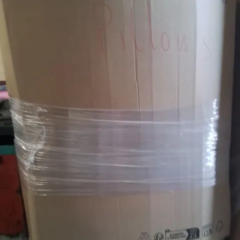 PALLET CONTAINING A LARGE QUANTITY OF PILLOWS 
