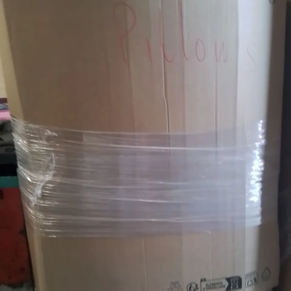 PALLET CONTAINING A LARGE QUANTITY OF PILLOWS