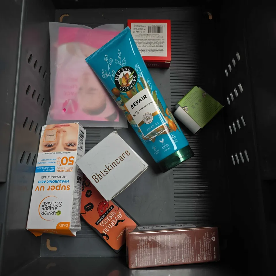APPROXIMATELY 20 ASSORTED HEALTH & BEAUTY PRODUCTS TO INCLUDE - DERMATICA SQUALENE CREAM CLEANSER - THEINKEYLIST OAT CLEANSING BALM - ELF HYDRATING SERUM - ETC