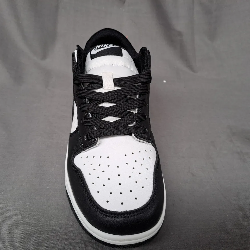 BOXED PAIR OF NIKE SHOES IN BLACK/WHITE UK SIZE 5.5