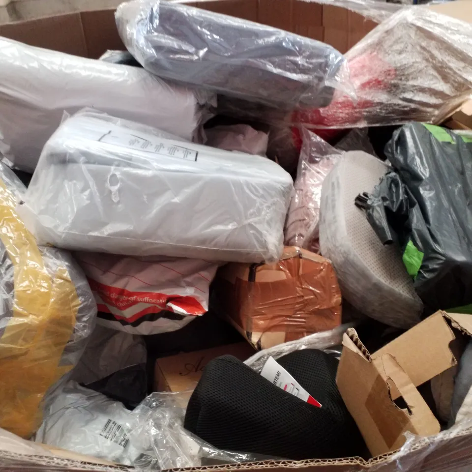 PALLET CONTAINING ASSORTED PILLOWS & CUSHIONS