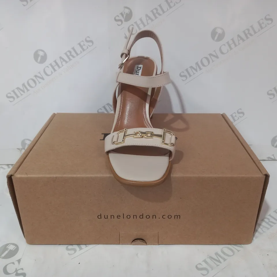 BOXED PAIR OF DUNE LONDON LEATHER SNAFFLE BLOCK HEEL SANDALS IN BEIGE SIZE 6
