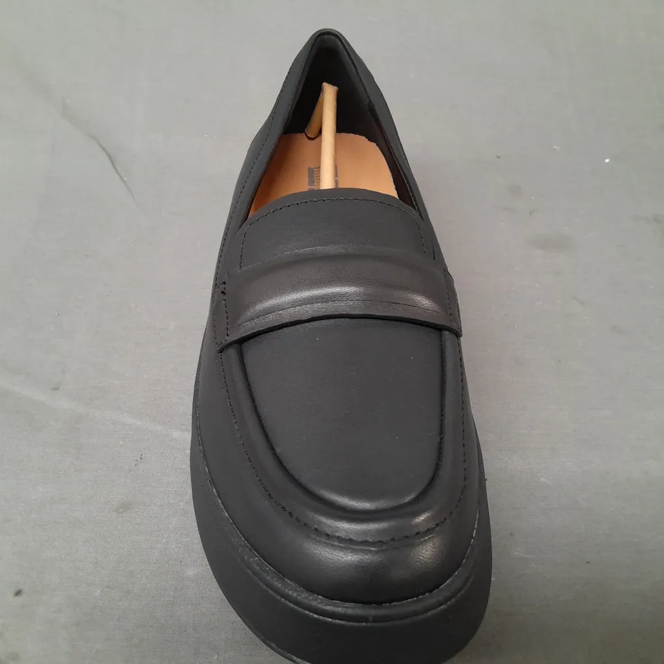 BOXED PAIR OF FITFLOP PADDED DETAIL FLATFORM LOAFERS IN BLACK UK SIZE 8