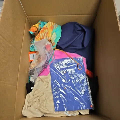 BOX OF APPROXIMATELY 25 ASSORTED CLOTHING ITEMS – MIXED GARMENTS IN BOX