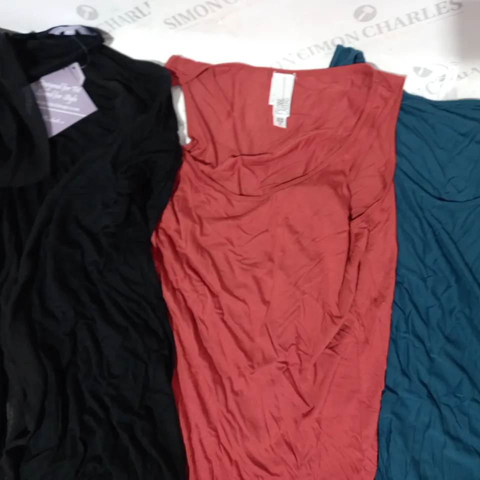 BOX OF APPROXIMATELY 15 ASSORTED CLOTHING ITEMS IN VARIOUS STYLES AND SIZES TO INCLUDE WYNNE LAYERS, MICHELE HOPE, ETC