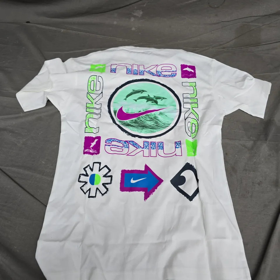NIKE THE TEE WHITE GRAPHIC T-SHIRT – LOOSE FIT, XS (UK 6)