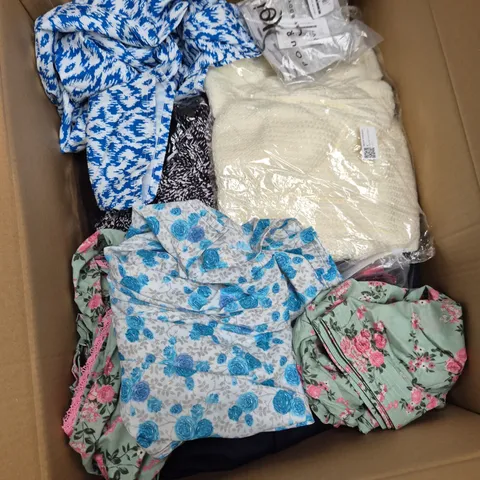 A MIX OF APPROXIMATELY 25 CLOTHING ITEMS