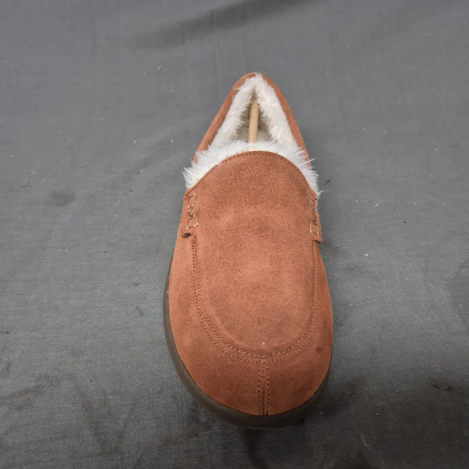 BOXED PAIR OF VIONIC SLIPPERS IN BROWN SIZE 7