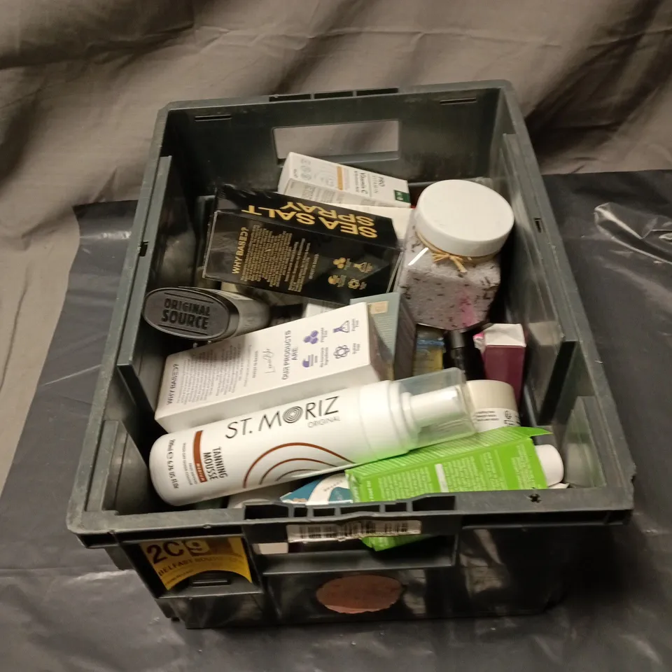 APPROXIMATELY 20 ASSORTED COSMETIC ITEMS INCLUDING SEA SALT SPRAY, RICE TONER, VITAMIN C AND HYALURONIC ACID SERUM, TANNING MOUSE, BATH CRYSTALS ETC