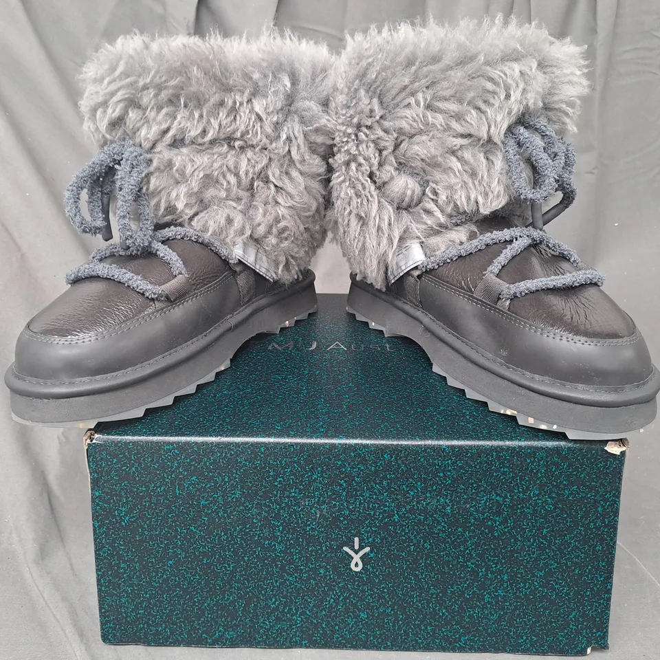 BOXED PAIR OF EMU AUSTRALIA WATER RESISTANT BOOTS IN CHARCOAL SIZE 8