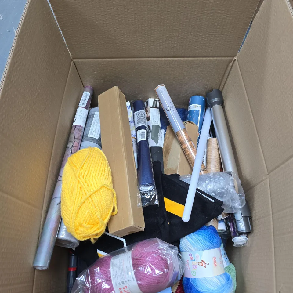 BOX OF APPROXIMATELY 15 ASSORTED HOUSEHOLD ITEMS INCLUDING 8" FRYING PAN , CHUNKY WOOL AND COMMERCIAL KITCHEN TOWELS 