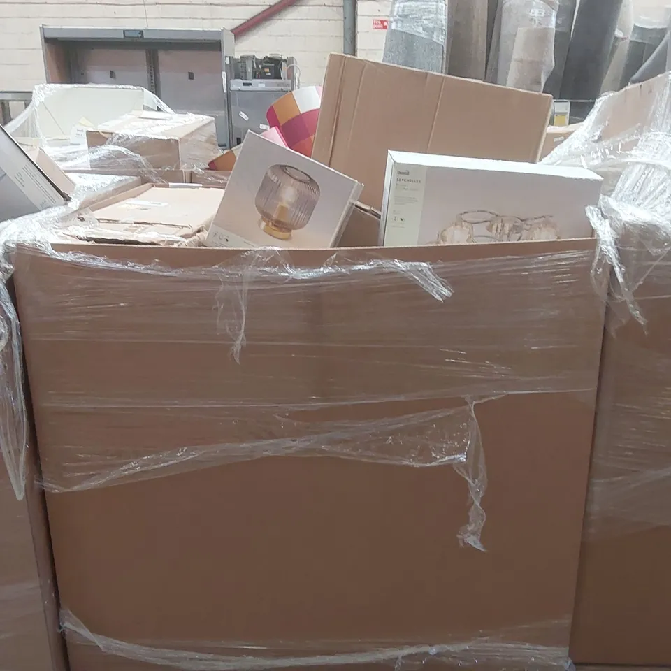 PALLET CONTAINING A VERY LARGE QUANTITY OF ASSORTED DESIGNER LIGHTING PRODUCTS INCLUDING: PERRY BAR CEILING LIGHT, HURRICANE PENDANT LIGHT, RILEY FLUSH CEILING LIGHT ECT