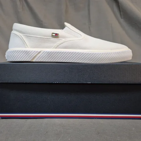 BOXED PAIR OF TOMMY HILFIGER VULC CANVAS SLIP-ON SNEAKERS IN WHITE UK SIZE 5