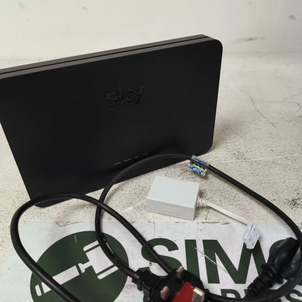 APPROXIMATELY 15 ASSORTED ELECTRICAL PRODUCTS TO INCLUDE ROUTER, POWER SUPPLIES, NETWORK ADAPTER ETC