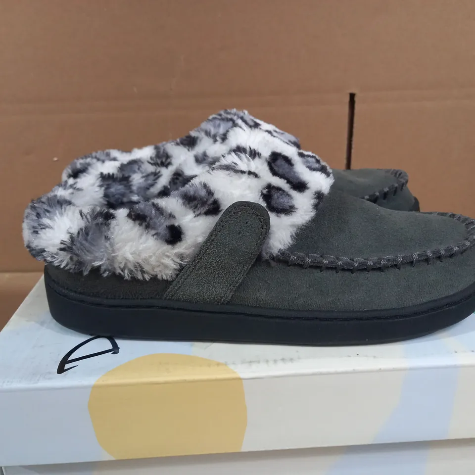 EARTH ORIGINS SIZE 4 SLIPPERS - GREY