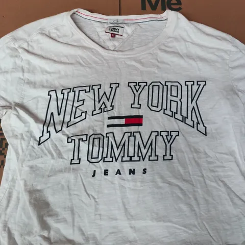 TOMMY JEANS SHORT SLEEVE T-SHIRT IN WHITE SIZE XL