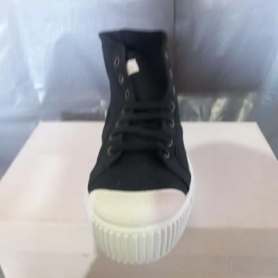 BOXED SOLEA BUMPY BLACK CANVAS SNEAKERS SIZE 4