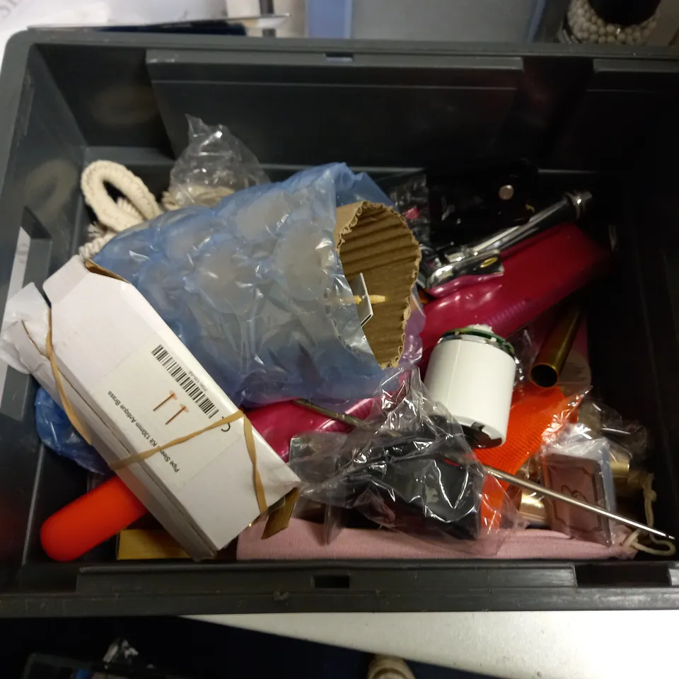 BOX OF APPROX 10 HOUSEHOLD ITEMS TO INCLUDE SMARTBUD, PROTECTIVE CASE FOR IPAD, ANCOL ERGO HEDGEHOG SLICKER