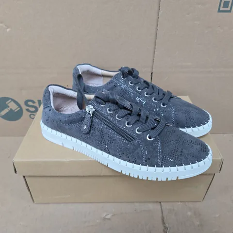 BOXED PAIR OF JO & JOE PORTO SHOES IN GREY - SIZE 5