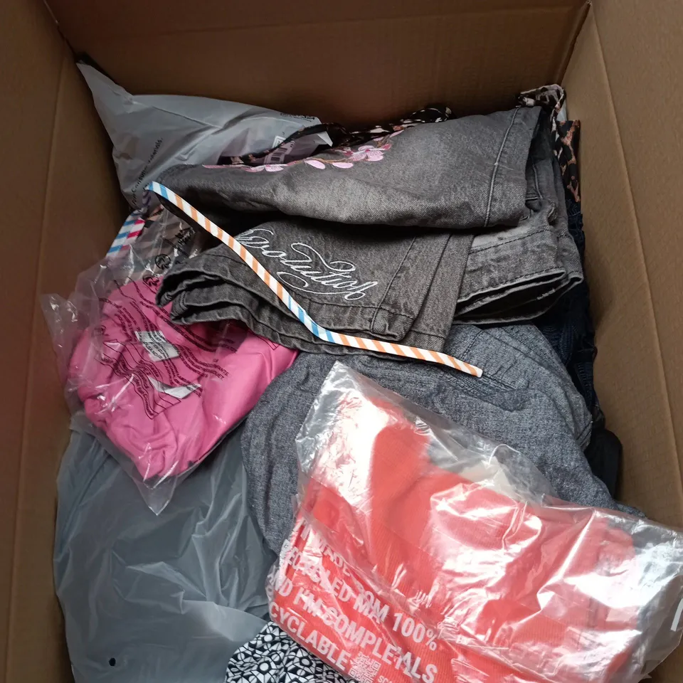 BOX OF APPROXIMATELY 25 ASSORTED CLOTHING ITEMS TO INCLUDE SHORTS, JEANS WITH FLOWER PATTER, ORANGE SCOOP NECK VEST ETC
