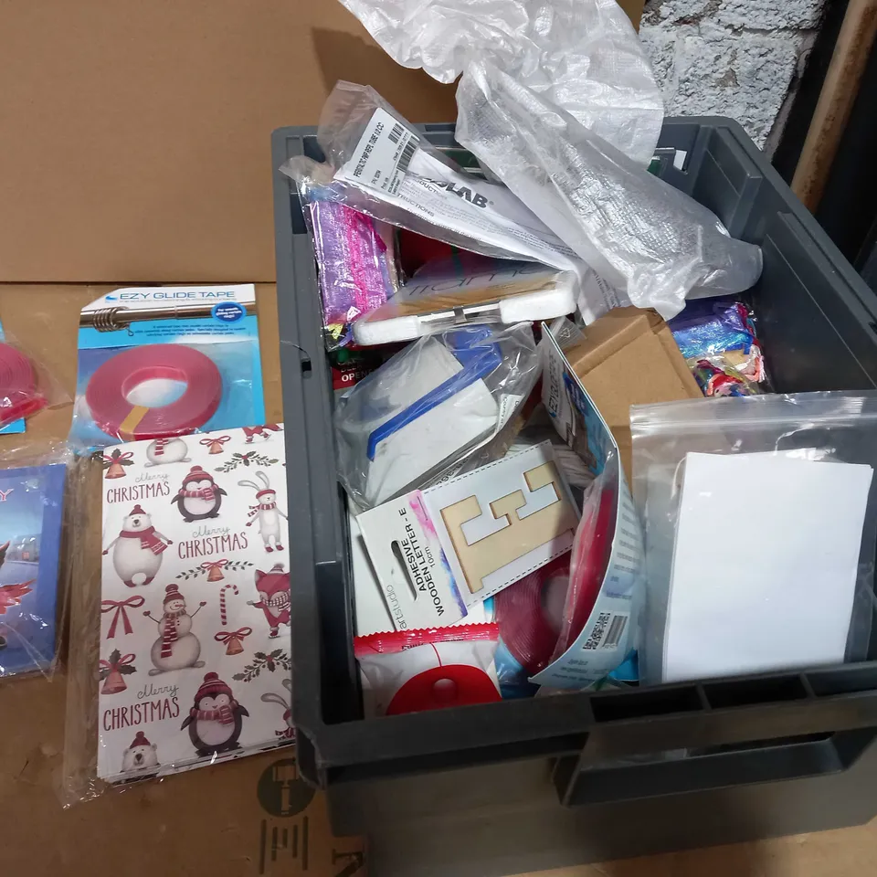 TOTE OF APPROXIMATELY 16 ASSORTED ITEMS TO INCLUDE A SELF-ADHESIVE ADDRESS LABEL SET, A NATURAL SPRAY VAPOR AND A EZY GLIDE TAPE