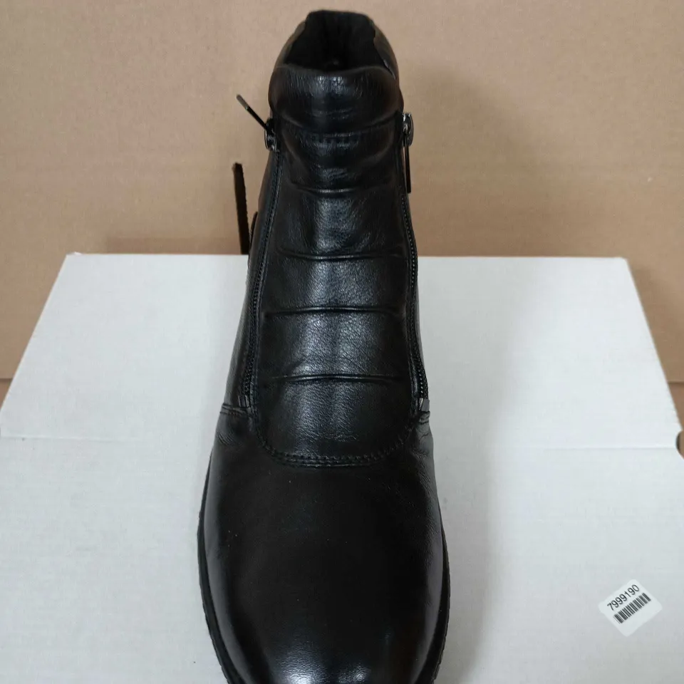 BOXED PAIR OF WOMEN'S BLACK LEATHER ANKLE BOOTS WITH SIDE ZIPS - UK SIZE 7